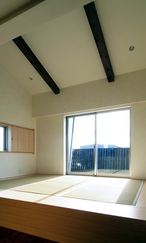 落ち着いた雰囲気の和室、カーテンの代わりに木の格子戸