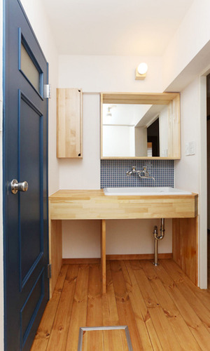 実験室用流しとブルーの洗面室