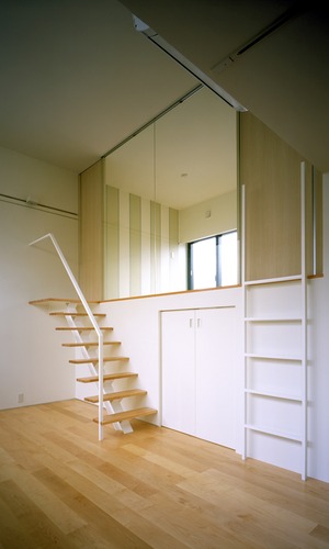 リビング横の階段を上がれば寝室へ