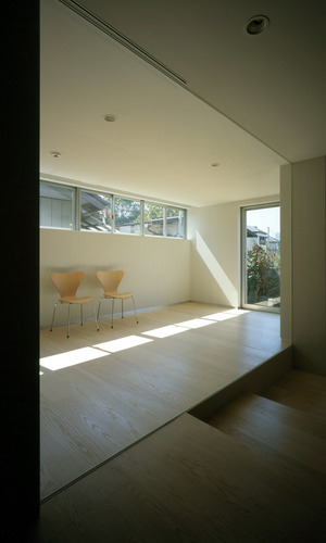 ガラスの間仕切りで家族が自然に目を向けられる、介護利用のための部屋