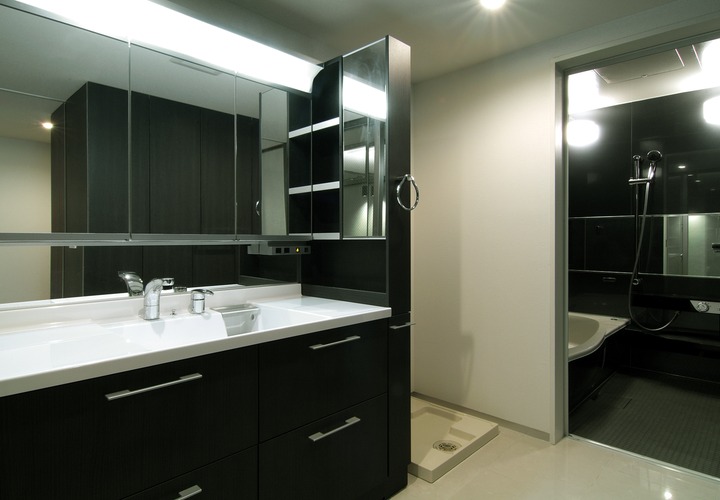 落ち着いた色合いの洗面室と浴室