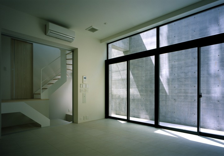 光が差し込むコートヤード