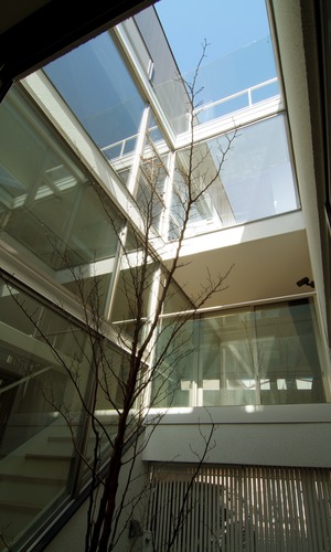 ライトコートを中心に部屋を配置し、各室に光を取り込む