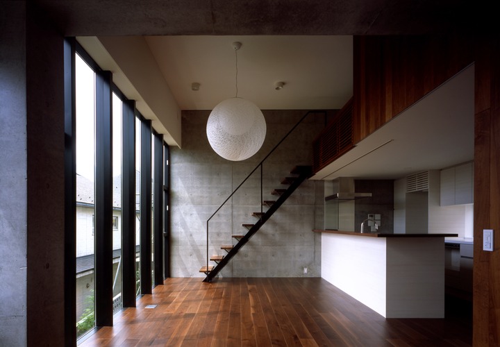 木質系のインテリアで落ち着いた空間