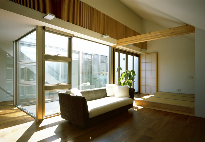 都心で光を取り入れる、上部から光が差し込むリビング