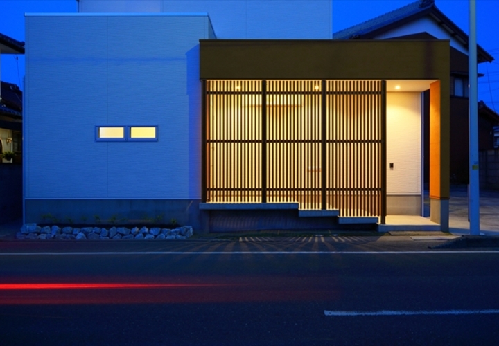 ルーバーと片持ち階段が印象的な外観