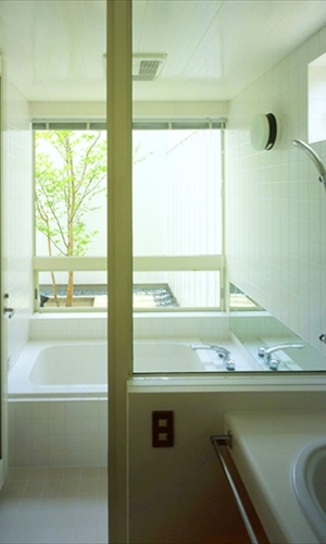 お風呂越しに中庭を見る