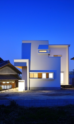 積み木を積んだようなデコボコした外観