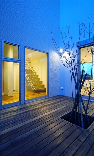 家族の成長を見守る中庭のシンボルツリー