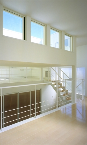 リビングよりホールを見る