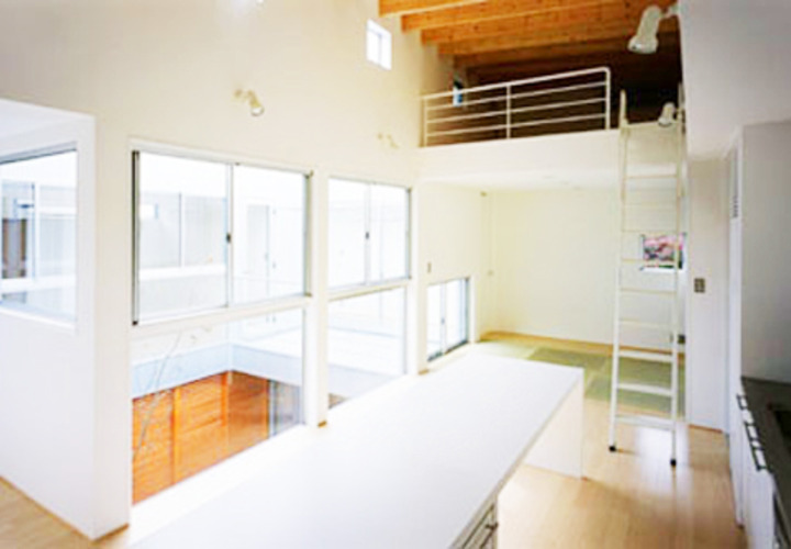 ２階から中庭を見る