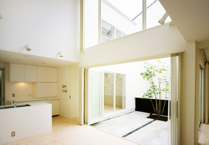 リビングより中庭を見る