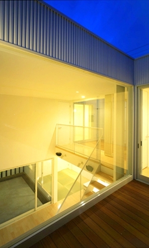 バルコニーよりリビングを見る