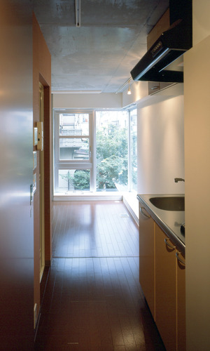 サッシは、コーナーに2面開口で配置した、明るいワンルーム