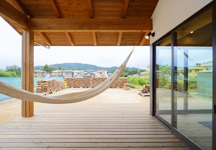 大きな軒下で昼寝ができるハンモック