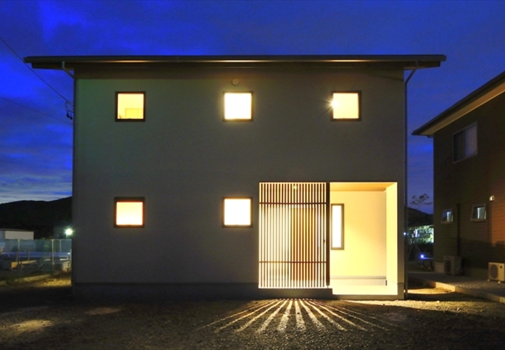 シンプルにまとめられた道路側の外観の夜景