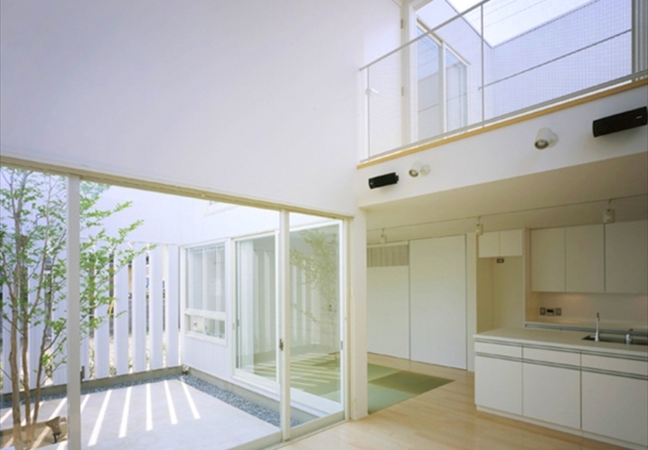 リビングから中庭を見る