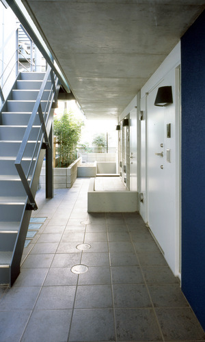 青色を基調としたシンプルな共用廊下