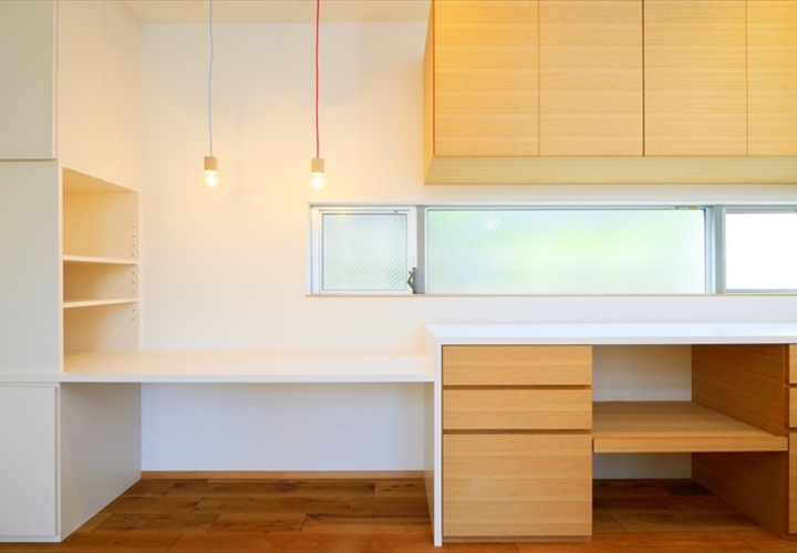 キッチンの作業スペースと連続した勉強スペース