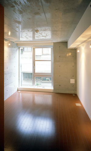 床から天井まで縦に大きく開放した、ワンルーム