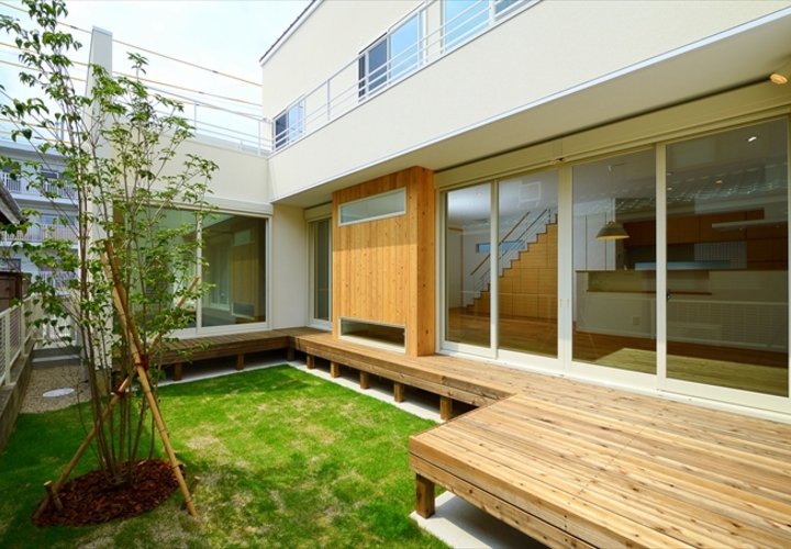 家の中のどこからも緑を感じられる中庭