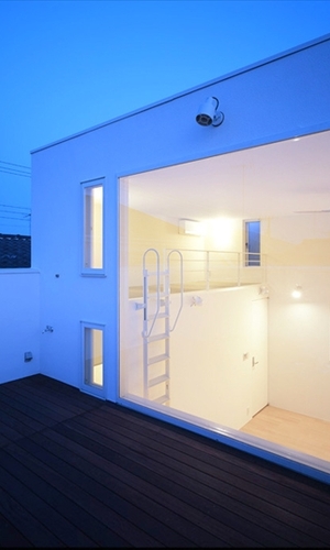 ルーフガーデンよりリビングを見る