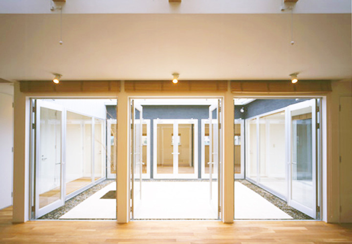 リビングより中庭を見る