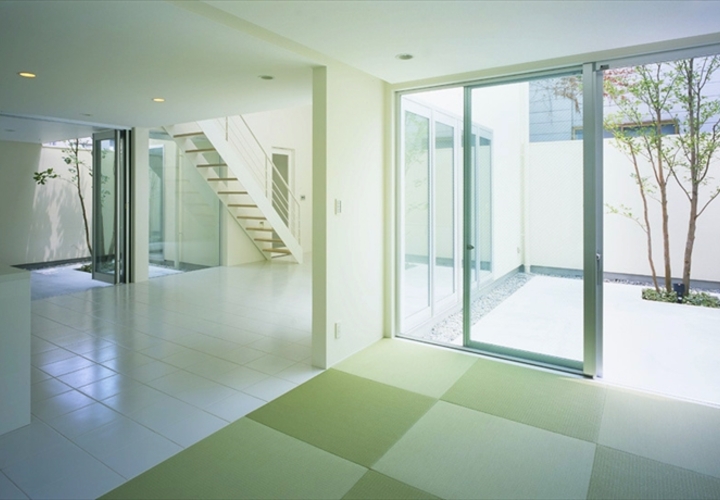 和室よりリビングを見る