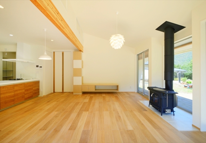 薪ストーブのある勾配天井のリビング