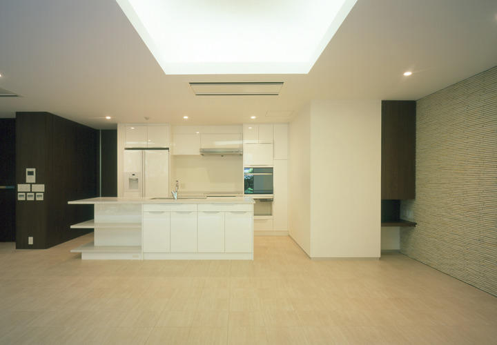 折り上げ天井で、空間を曖昧に仕切る