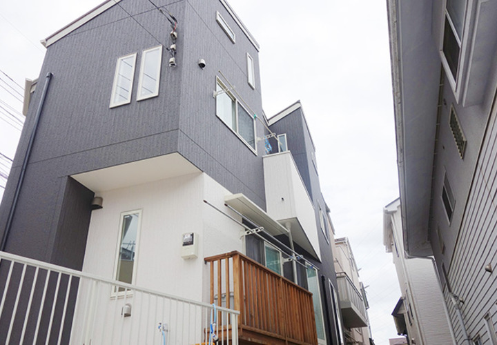 表からと全く違う表情の外観