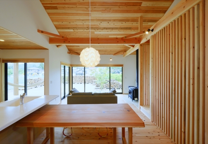 杉の香りをふんだんに感じられるリビングダイニング