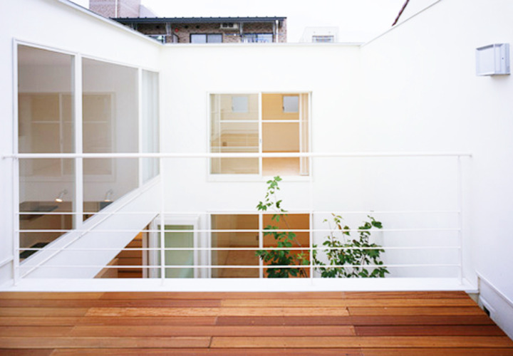 ルーフガーデンから中庭を見る