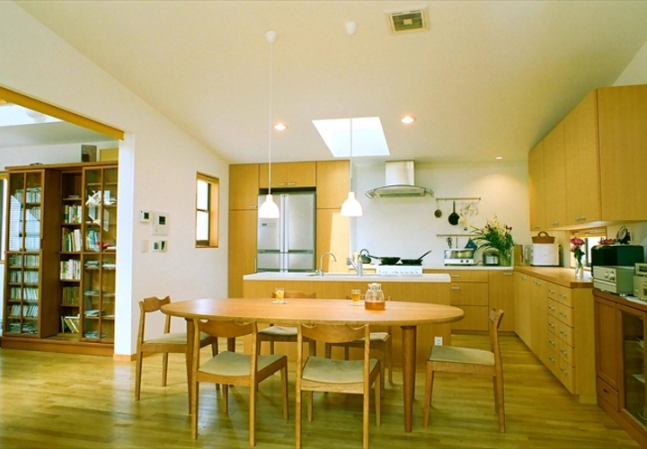 家族で料理を楽しむキッチン