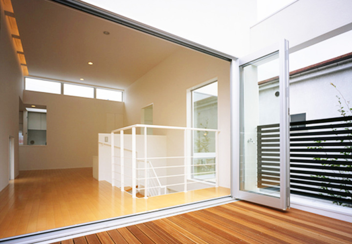 テラスよりリビングを見る