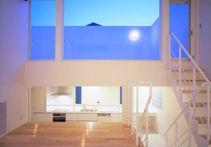 リビングからルーフガーデンを見る