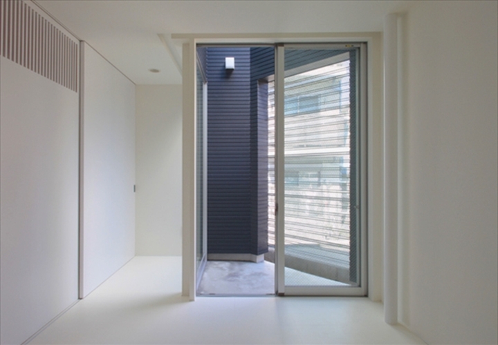 寝室から中庭を見る