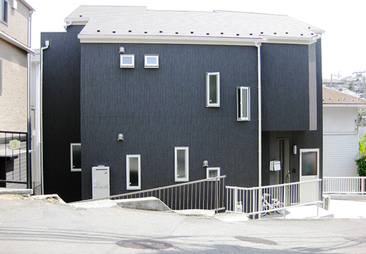 プライバシーに配慮した窓が並ぶ外観