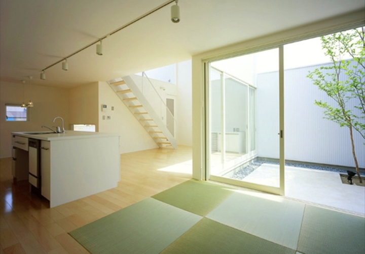 タタミコーナーから中庭を見る