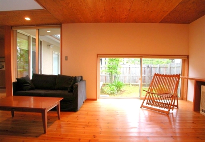 低い窓のリビング