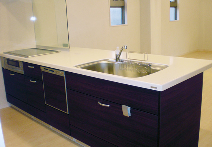 リビングを見渡すキッチン