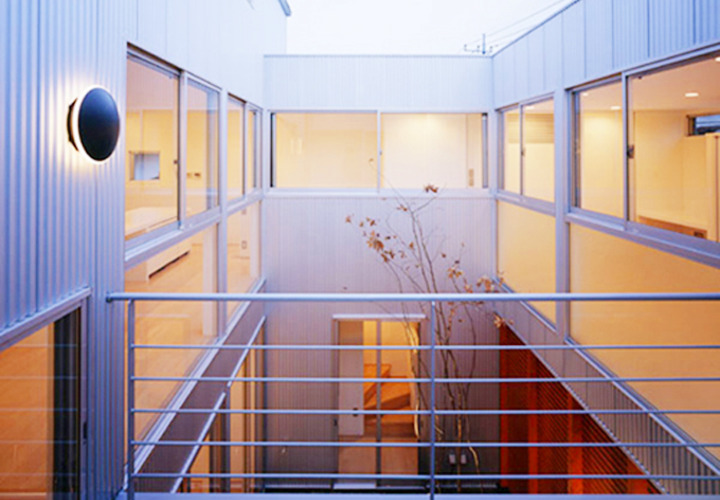 バルコニーより中庭を見る