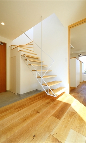 床から浮かせて軽やかに見せた階段