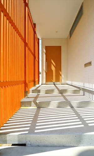 ルーバーの影がリズミカルなアプローチ