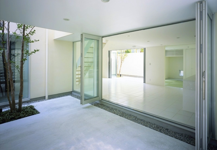 中庭よりリビングを見る