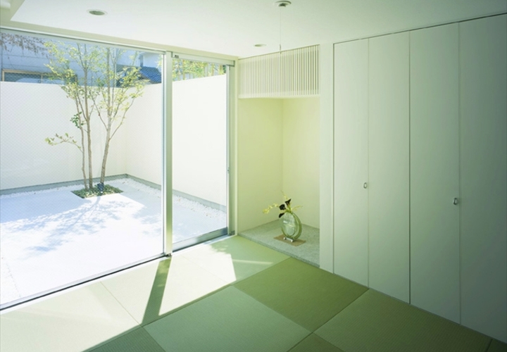 和室より中庭を見る