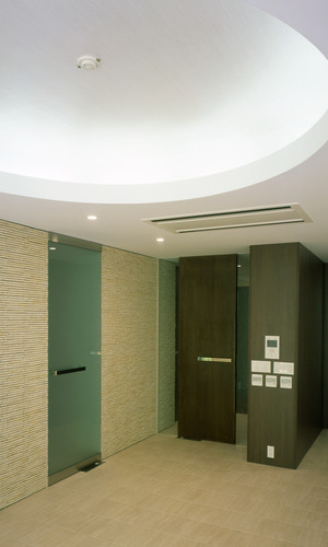 折り上げ天井のある玄関