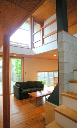 暖炉のある吹抜け