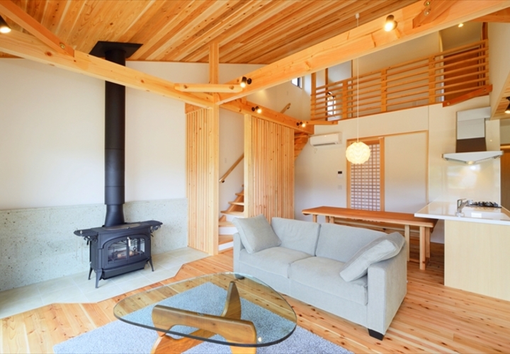 リビングに据えられた薪ストーブ