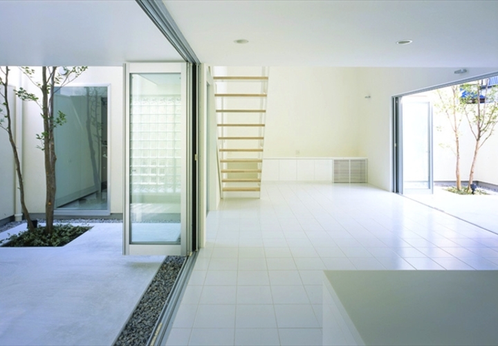 キッチンよりリビングを見る